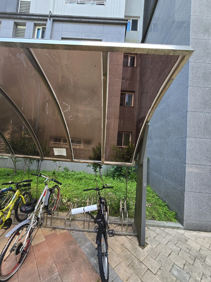 자전거보관소 렉산 지붕 마감재 재고정 완료