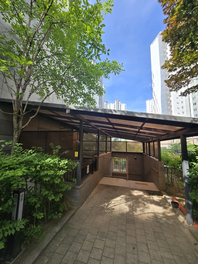 지하주차장 진입 계단 렉산 캐노피 흐림 현상